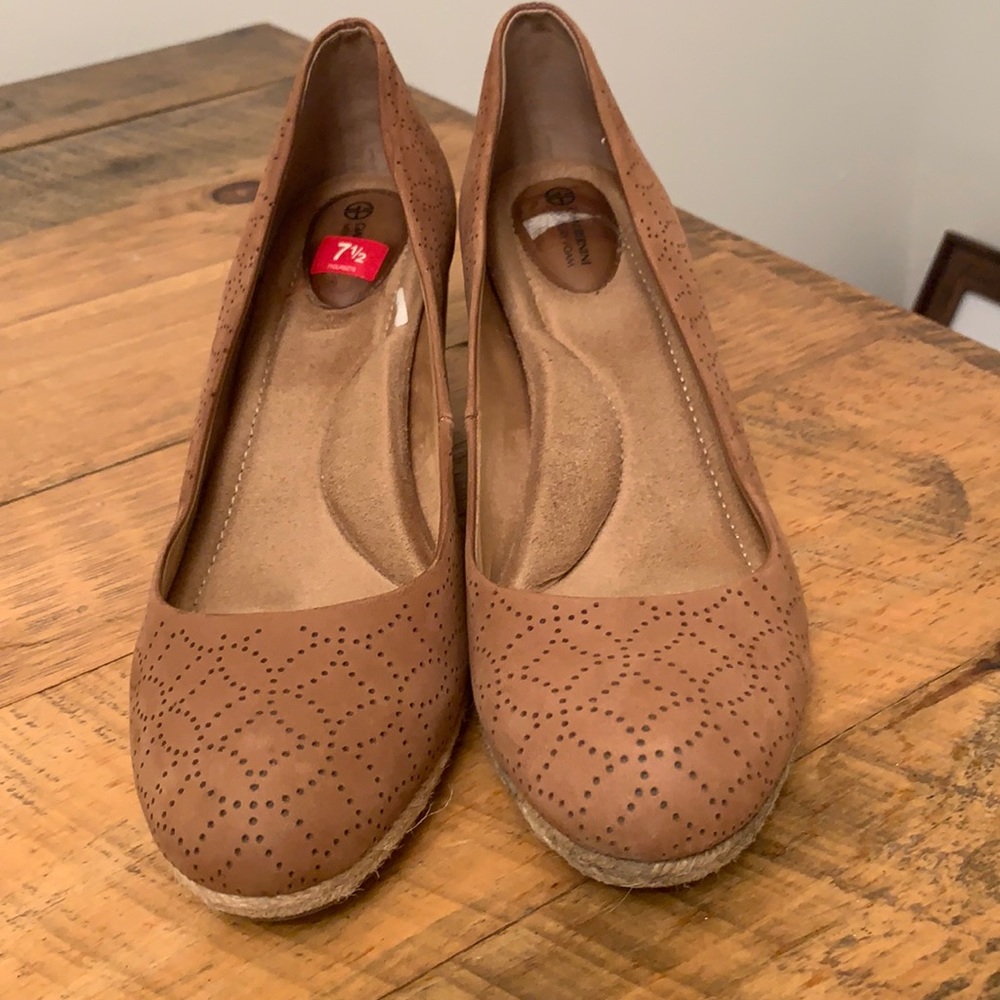 Tan/brown Giani Bernini wedge heals, size 7.5